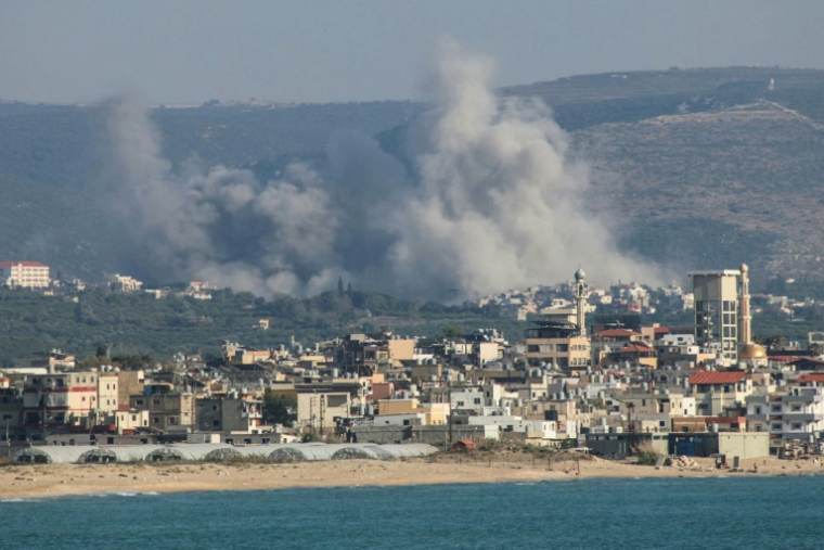 Un nuage de fumée s'élève du village libanais de Al-Qlaileh, près de Tyr, après des frappes israéliennes, le 10 juin 2026 ( AFP / Kawnat HAJU )