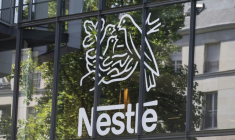 Eaux en bouteille: Nestlé Waters assigné en justice pour concurrence déloyale ( AFP / Martin LELIEVRE )