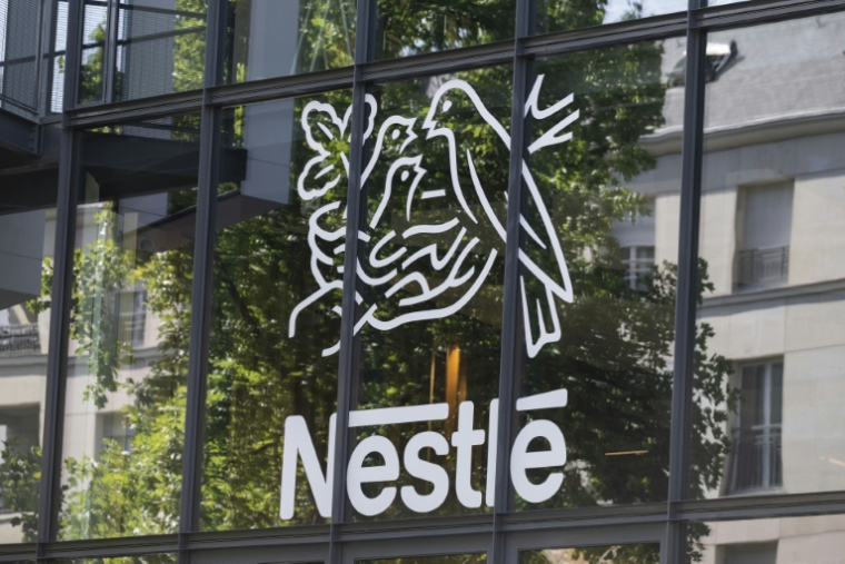 Eaux en bouteille: Nestlé Waters assigné en justice pour concurrence déloyale ( AFP / Martin LELIEVRE )
