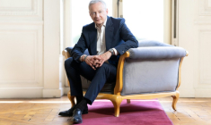 Bruno Le Maire pose le 16 avril 2026 à Paris  ( AFP / Joel Saget )
