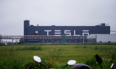 Photo d'un logo de Tesla visible sur la façade de l'usine de Tesla à Shanghai