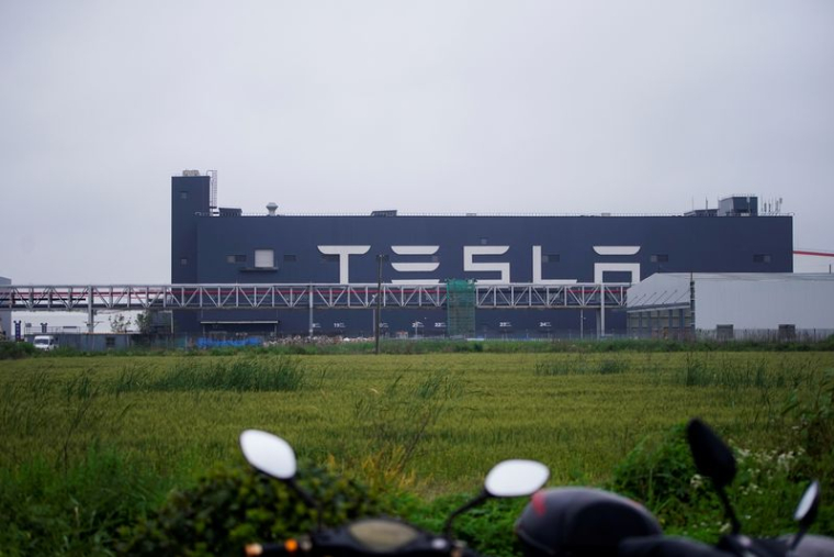 Photo d'un logo de Tesla visible sur la façade de l'usine de Tesla à Shanghai