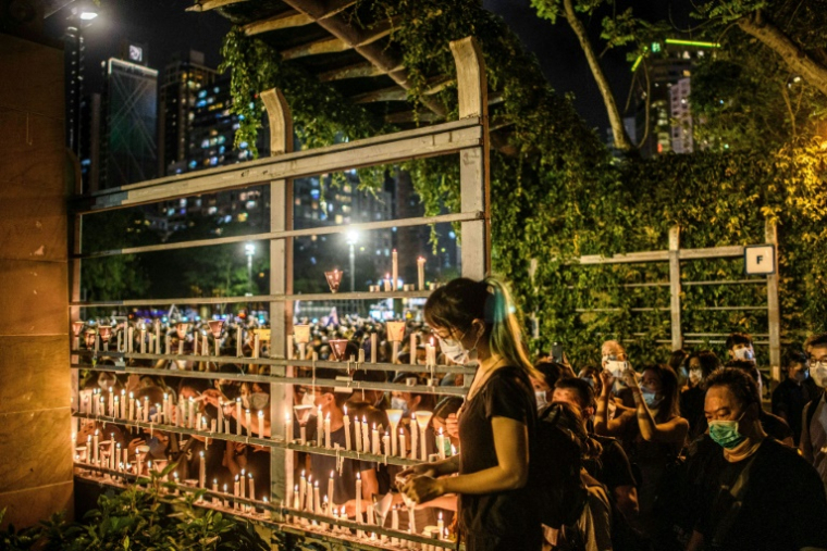 Veillée aux chandelles à la mémoire de la répression de la place Tiananmen, le 4 juin 2020 à Victoria Park à Hong Kong ( AFP / Anthony WALLACE )