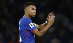 Kylian Mbappé applaudit les supporters après le match face à l'Islande