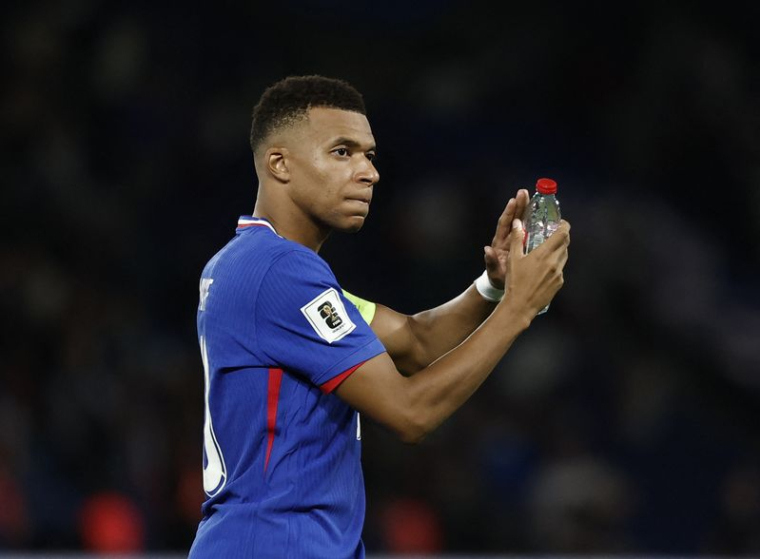 Kylian Mbappé applaudit les supporters après le match face à l'Islande