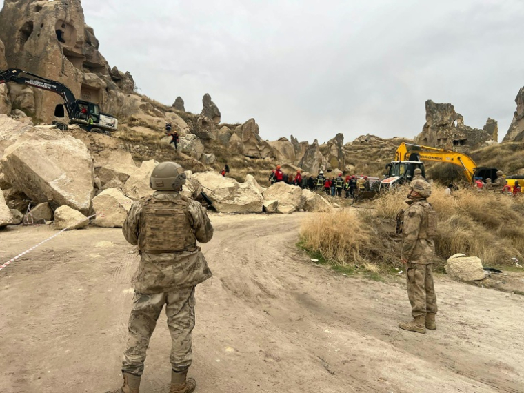 Photographie fournie et diffusée le 29 octobre 2026 par l'agence de presse turque DHA montrant des équipes de secours à la recherche de victimes sur le site d'une formation rocheuse qui s'est effondrée à Nevşehir, en Turquie ( DHA (Demiroren News Agency) / Handout )