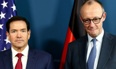 Le chancelier allemand Friedrich Merz (d) et le secrétaire d'Etat américain Marco Rubio assistent à une réunion bilatérale en marge de la Conférence de Munich sur la sécurité, en Allemagne, le 13 février 2026 ( POOL / Liesa Johannssen )