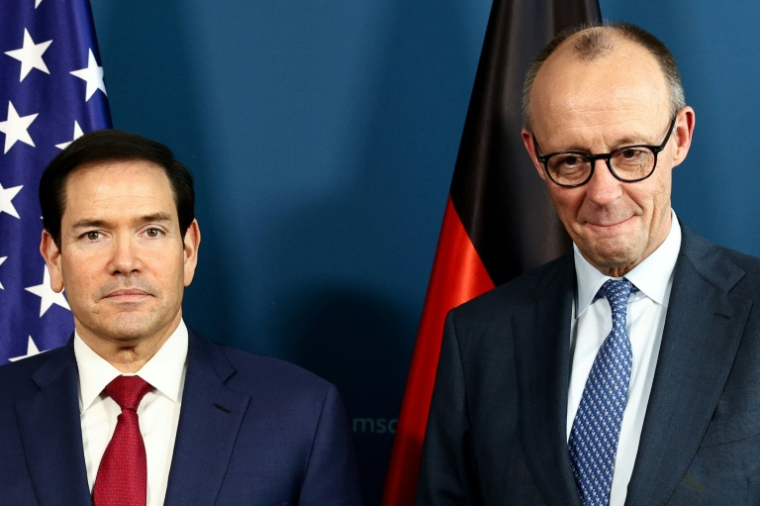 Le chancelier allemand Friedrich Merz (d) et le secrétaire d'Etat américain Marco Rubio assistent à une réunion bilatérale en marge de la Conférence de Munich sur la sécurité, en Allemagne, le 13 février 2026 ( POOL / Liesa Johannssen )