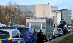 Des véhicules de police près de la chancellerie, lors de la visite du président ukrainien Volodymyr Zelensky, le 15 décembre 2025 à Berlin ( AFP / RALF HIRSCHBERGER )