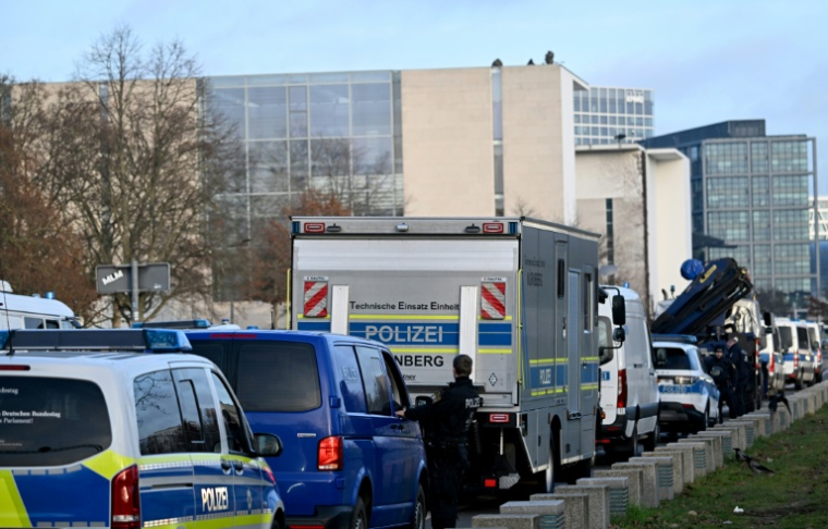 Des véhicules de police près de la chancellerie, lors de la visite du président ukrainien Volodymyr Zelensky, le 15 décembre 2025 à Berlin ( AFP / RALF HIRSCHBERGER )