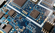 Illustration de puces semi-conductrices sur un circuit imprimé