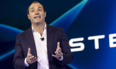 Antonio Filosa, directeur général de Stellantis, à Los Angeles le 21 novembre 2024. ( AFP / ETIENNE LAURENT )