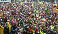 Lancer traditionnel de harengs depuis le balcon de la mairie au carnaval de Dunkerque