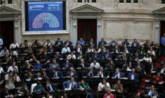 Un écran montre le résultat du vote sur la loi de réforme du travail à la chambre basse du parlement argentin, le 20 février 2026 ( AFP / Tomas CUESTA )