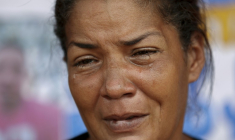 Mercedes Yamarte pleure pour son fils Melvin Yamarte, expulsé des Etats-Unis au Salvador, à  Maracaibo, au Venezuela, le 18 mars 2025 ( AFP / Pedro MATTEY )