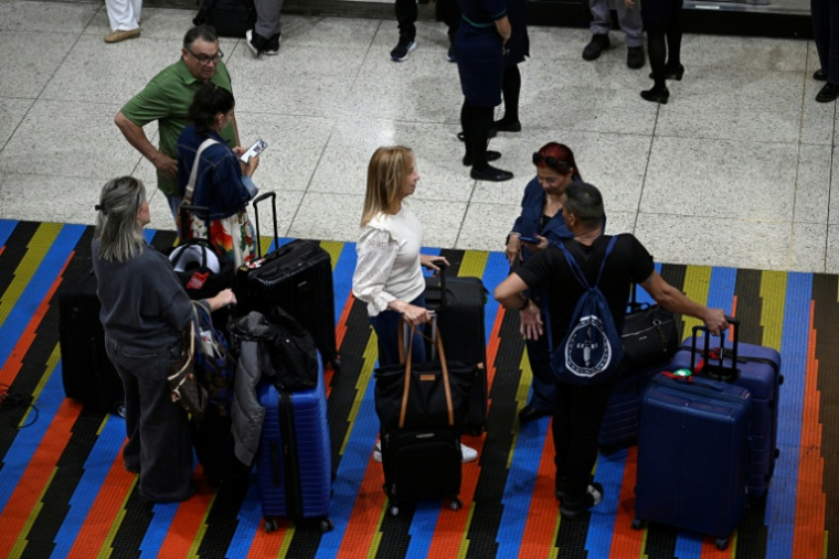 Des passagers font la queue aux comptoirs d'enregistrement d'American Airlines avant l'arrivée d'un vol en provenance de Miami, en Floride, à l'aéroport international Simon Bolivar de La Guaira, dans l'État de La Guaira, au Venezuela, le 30 avril 2026 ( AFP / Federico PARRA )