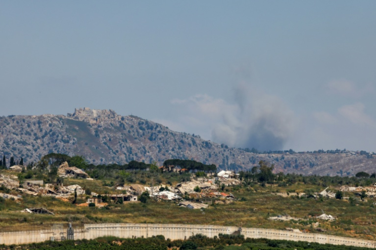La fumée d'une frappe aérienne israélienne près du château de Beaufort, dans le sud du Liban, vue depuis une position située de l'autre côté de la frontière, en Haute-Galilée, le 8 juin 2026 dans le nord d'Israël ( AFP / Jalaa MAREY )