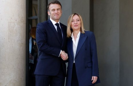 Le président français Emmanuel Macron accueille la Première ministre italienne Giorgia Meloni à Paris