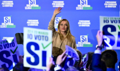 La Première ministre italienne Giorgia Meloni salue ses partisans à la fin d'une meeting en faveur du "Oui" au référendum sur la justice, le 12 mars 2026 à Milan ( AFP / Stefano RELLANDINI )