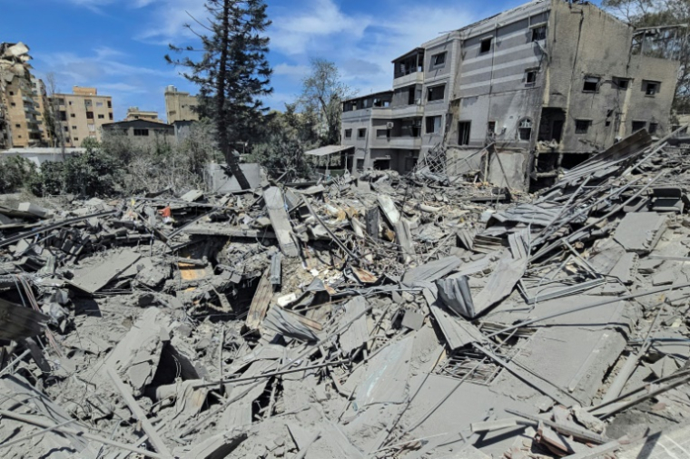 Les débris d'un immeuble après une frappe aérienne israélienne dans le village de Maʿshūq, au sud du Liban, le 19 mai 2026 ( AFP / KAWNAT HAJU )