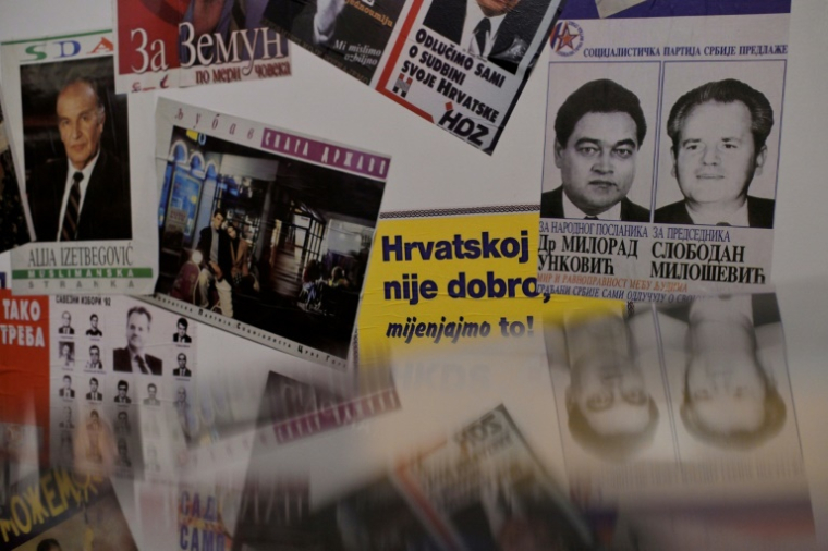 Des affiches électorales des partis politiques de l'ex-Yougoslavie dans l'exposition "Labyrinthe des années 90 : à la découverte des Balkans" à Belgrade, en Serbie, le 18 juin 2025 ( AFP / OLIVER BUNIC )