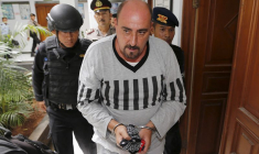 Atlaoui arrive pour signer des documents pour sa révision judiciaire au tribunal de district de Tangerang