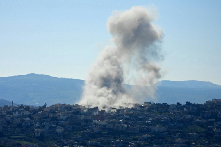 Une colonne de fumée s'élève après une frappe aérienne israélienne à Khiam, dans le sud du Liban, le 8 mars 2026  ( AFP / Rabih DAHER )