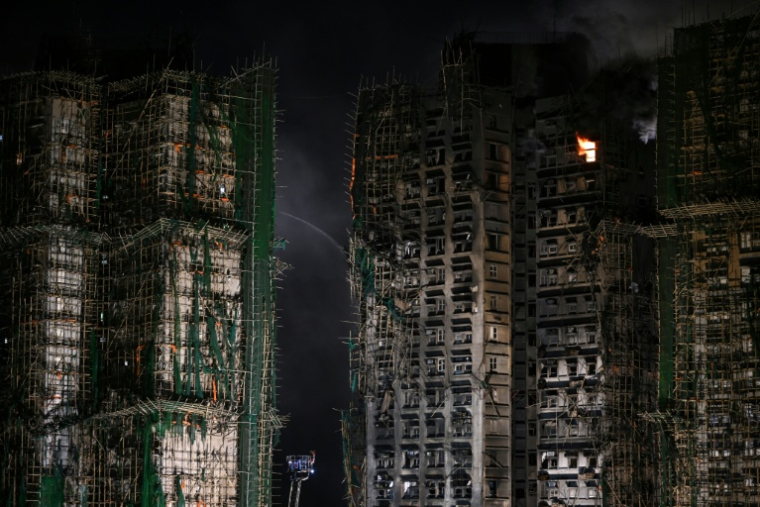 Vue d'ensemble des tours calcinées après un important incendie dans la résidence Wang Fuk à Hong Kong, le 27 novembre 2025 ( AFP / Philip FONG )