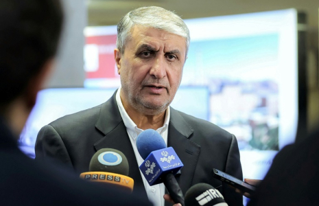 Photo diffusée par le bureau de l'Organisation iranienne de l'énergie atomique (AEOI) de son chef, Mohammad Eslami, s'adressant aux journalistes lors d'une visite du siège de l'organisation à Téhéran, le 17 avril 2025 ( Organisation iranienne de l'énergie atomique (AEOI) / - )