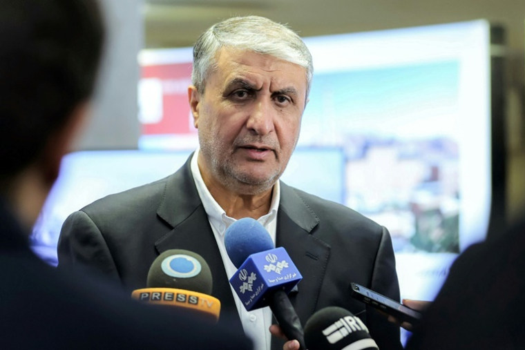 Photo diffusée par le bureau de l'Organisation iranienne de l'énergie atomique (AEOI) de son chef, Mohammad Eslami, s'adressant aux journalistes lors d'une visite du siège de l'organisation à Téhéran, le 17 avril 2025 ( Organisation iranienne de l'énergie atomique (AEOI) / - )