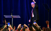 Le Premier ministre australien Anthony Albanese arrive sur scène devant ses partisans, le 3 mai 2025 à Sydney ( AFP / Saeed KHAN )