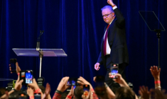 Le Premier ministre australien Anthony Albanese arrive sur scène devant ses partisans, le 3 mai 2025 à Sydney ( AFP / Saeed KHAN )
