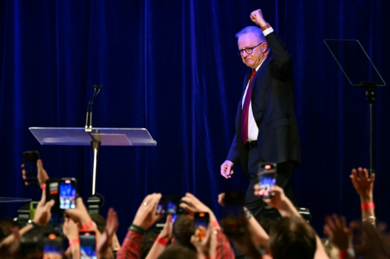 Le Premier ministre australien Anthony Albanese arrive sur scène devant ses partisans, le 3 mai 2025 à Sydney ( AFP / Saeed KHAN )