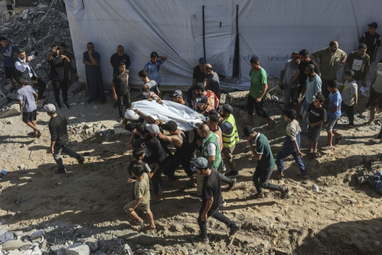 Les secours et des volontaires sortent un corps d'un immeuble détruit près de Gaza city le 16 septembre 2026 ( AFP / Omar AL-QATTAA )