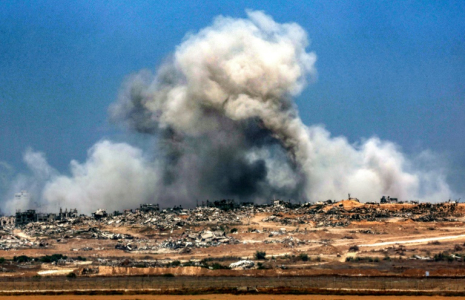 Vue de la bande de Gaza à partir du territoire israélien, après une frappe israélienne sur le territoire palestinien, le 5 juin 2025 ( AFP / Jack GUEZ )