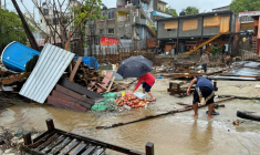 Des habitants marchent parmi les débris laissés au passage de l'ouragan Erick à Puerto Escondido, dans l'Etat du Oaxaca, dans le sud du Mexique, le 19 juin 2025. ( AFP / CARLO ECHEGOYEN )