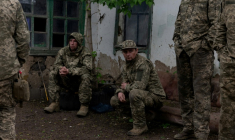Des soldats ukrainiens du 24e bataillon d'assaut séparé Aïdar pendant un moment de repos entre les rotations dans un lieu non divulgué de la région de Dnipropetrovsk, le 9 mai 2025 ( AFP / Tetiana DZHAFAROVA )