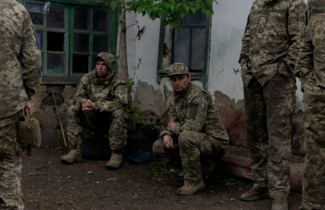 Des soldats ukrainiens du 24e bataillon d'assaut séparé Aïdar pendant un moment de repos entre les rotations dans un lieu non divulgué de la région de Dnipropetrovsk, le 9 mai 2025 ( AFP / Tetiana DZHAFAROVA )