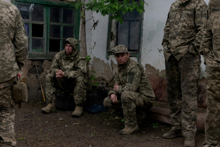 Des soldats ukrainiens du 24e bataillon d'assaut séparé Aïdar pendant un moment de repos entre les rotations dans un lieu non divulgué de la région de Dnipropetrovsk, le 9 mai 2025 ( AFP / Tetiana DZHAFAROVA )