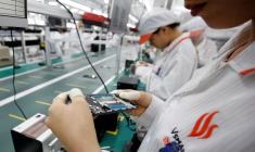 Un fabricant travaille sur une chaîne de montage du téléphone Vsmart de Vingroup à Hai Phong