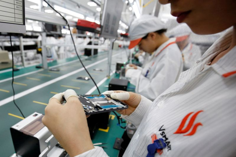 Un fabricant travaille sur une chaîne de montage du téléphone Vsmart de Vingroup à Hai Phong