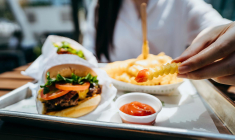 La junk food se convertit au végétal pour séduire les jeunes consommateurs. ( crédit photo : Getty Images )