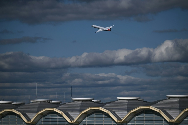 Un avion de ligne décolle de l'aéroport Ronald Reagan près de Washington, le 8 octobre 2025 ( AFP / Brendan SMIALOWSKI )