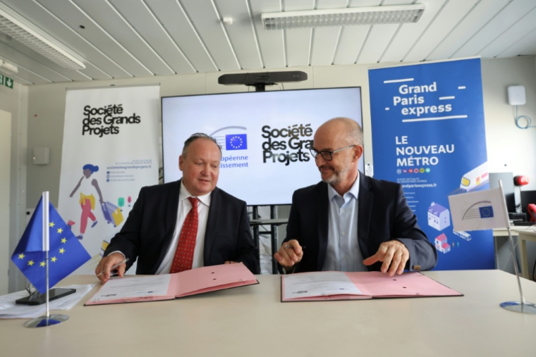 Le vice-président de la Banque europeenne d’investissement (BEI) Ambroise Fayolle (G) et le président du directoire de la Société des Grands Projets (SGP), Jean-François Monteils, (D), le 2 septembre 2026, à Nanterre-La Folie (Hauts de Seine) ( AFP / Thomas SAMSON )