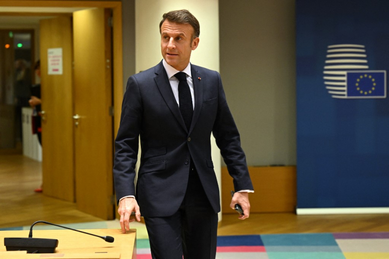 Emmanuel Macron arrive à une réunion du Conseil européen à Bruxelles, le 14 décembre 2023.  ( AFP / MIGUEL MEDINA )
