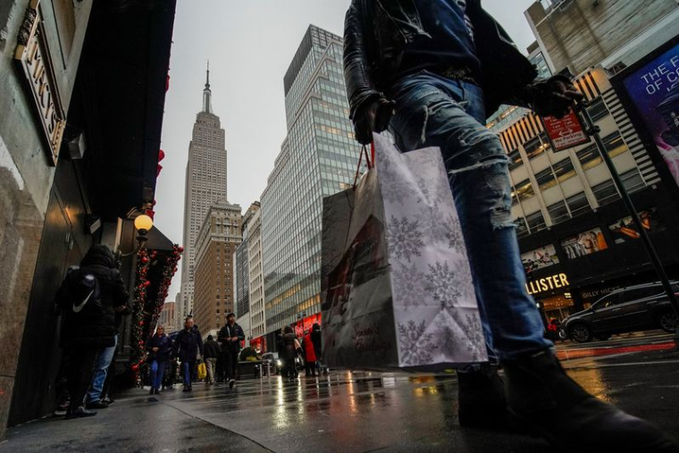 Des gens font du shopping pendant la période des fêtes, à New York
