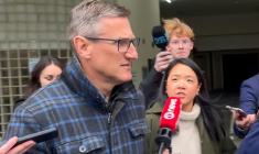 L'ancien commissaire adjoint de la police néo-zélandaise Jevon McSkimming quitte le tribunal après avoir été inculpé pour possession de matériel pédopornographique et zoophile à Wellington, en Nouvelle-Zélande, le 4 août 2025 ( AFPTV / Ben STRANG )