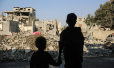 Des enfants regardent les bâtiments détruits après une frappe israélienne dans le camp de réfugiés de Nousseirat, dans le centre de la bande de Gaza, le 7 novembre 2024 ( AFP / Eyad BABA )