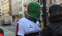 Un membre de Kneecap et l'avocat du groupe arrivent au Royal Courts of Justice de Londres