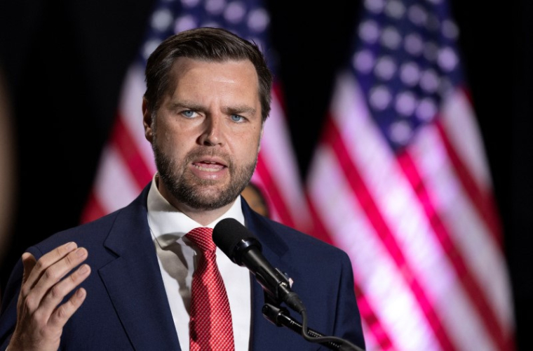 Le candidat républicain à la vice-présidence et sénateur JD Vance lors d'une conférence de presse à Philadelphie